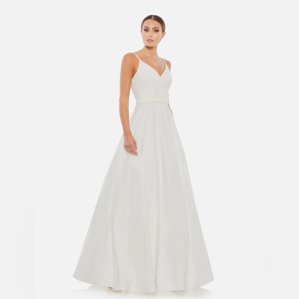 MAC DUGGAL Wedding  or Debutante dress CLASSIC A- LINE  V- NECK white  SIZE 2